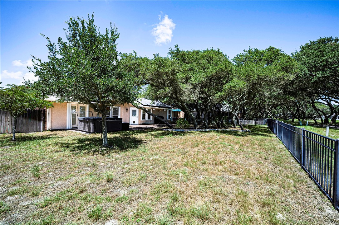 412 Fairway Oaks St Property Photo 12