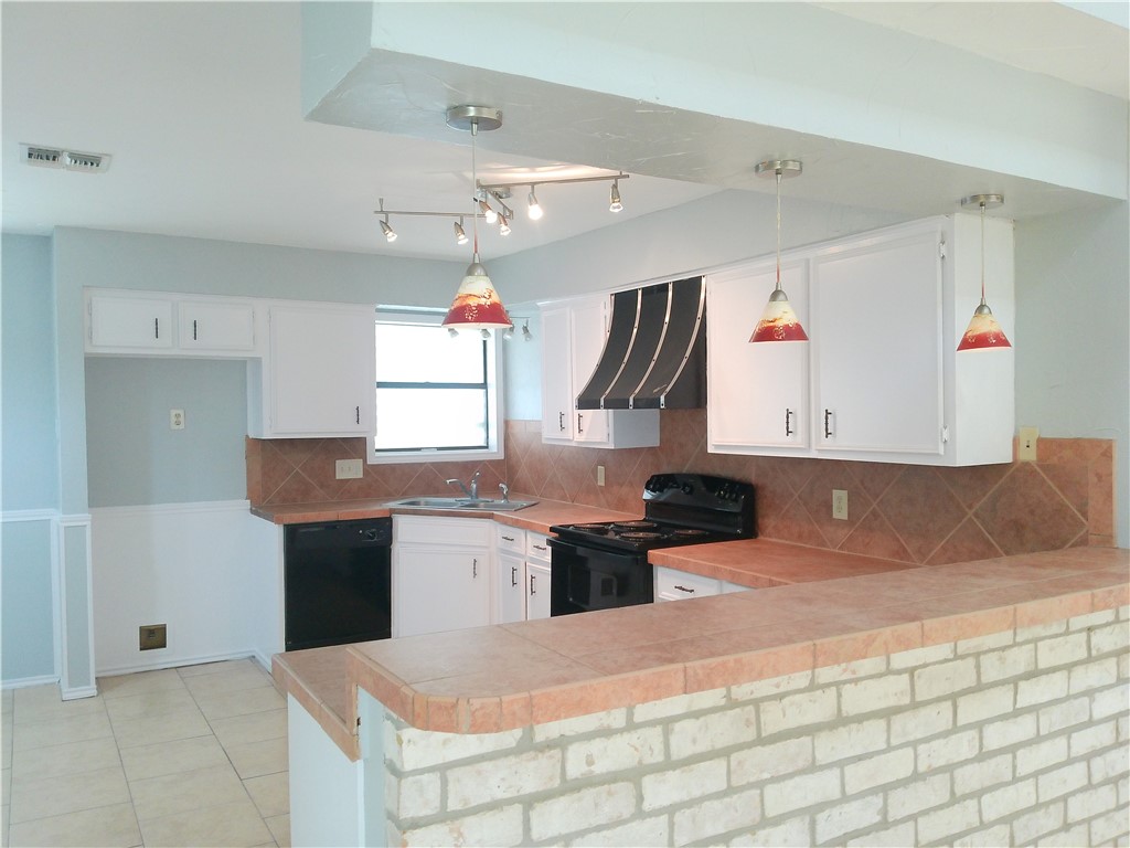 5230 Edinburg Cir Property Photo 3