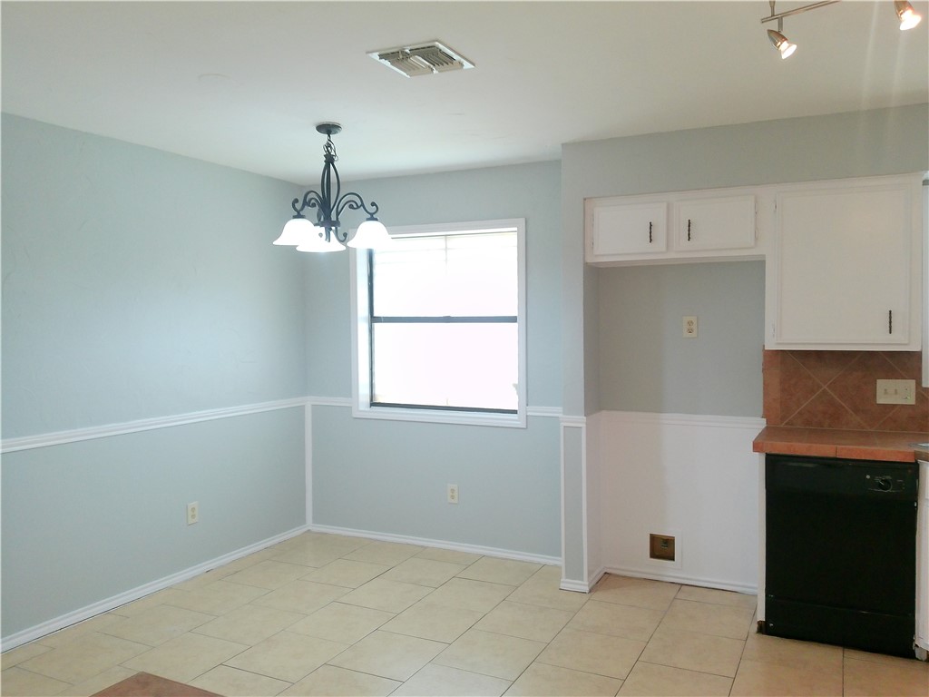 5230 Edinburg Cir Property Photo 4
