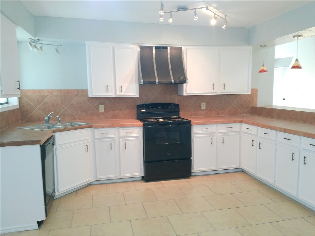 5230 Edinburg Cir Property Photo 5