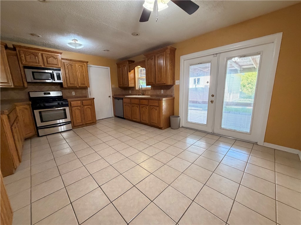 1708 Crosby St Property Photo 6