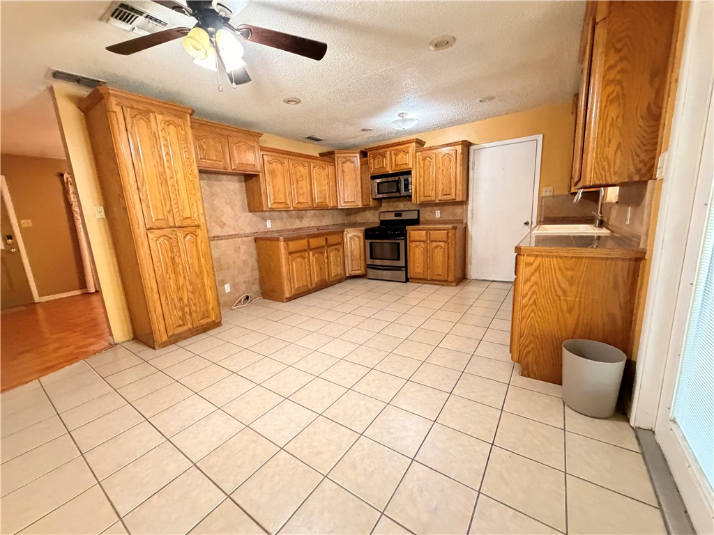 1708 Crosby St Property Photo 7