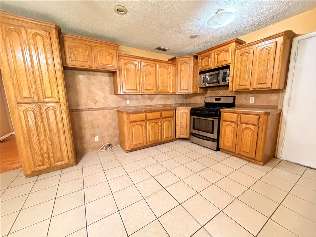 1708 Crosby St Property Photo 8