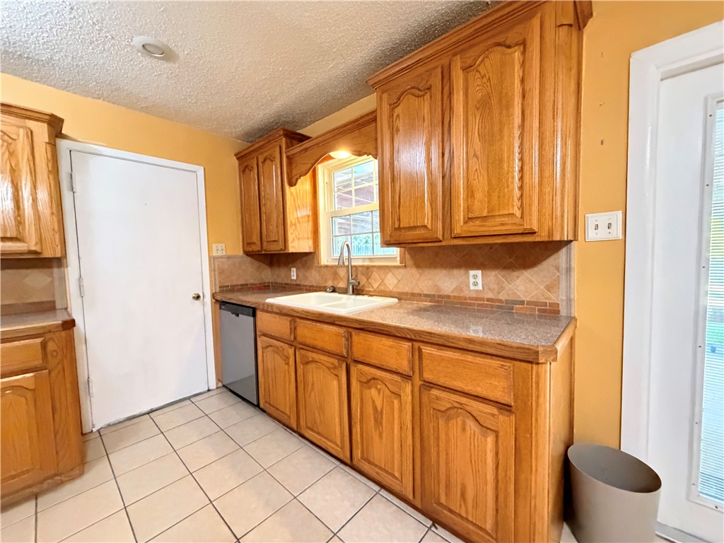 1708 Crosby St Property Photo 9