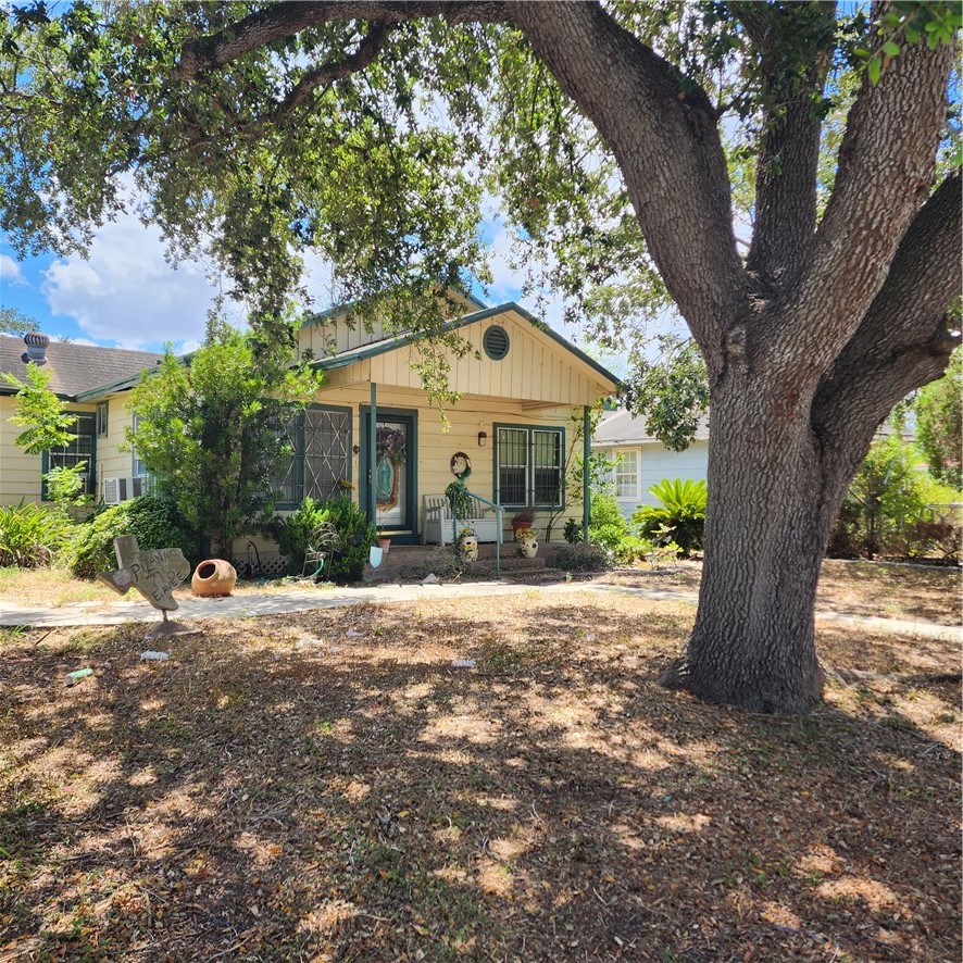 718 E Avenue E Property Photo 1