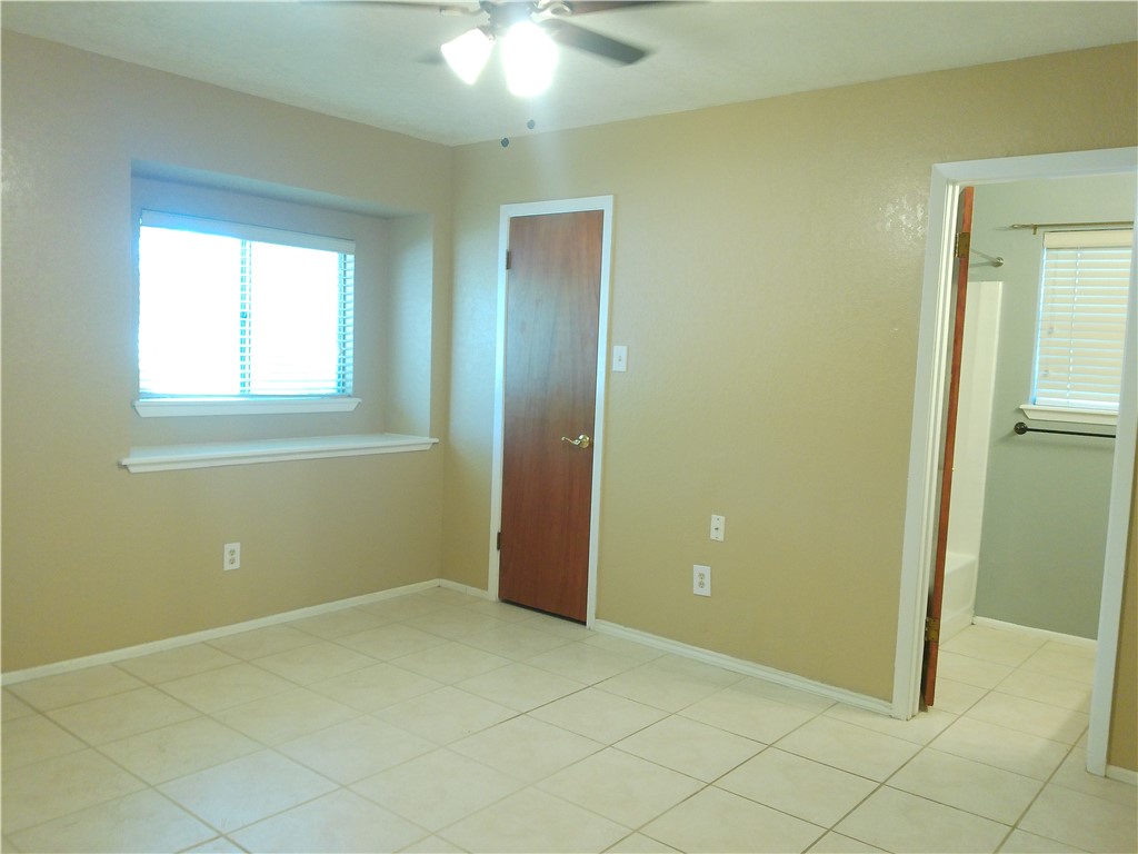 2118 Meadowgrove Dr Property Photo 3
