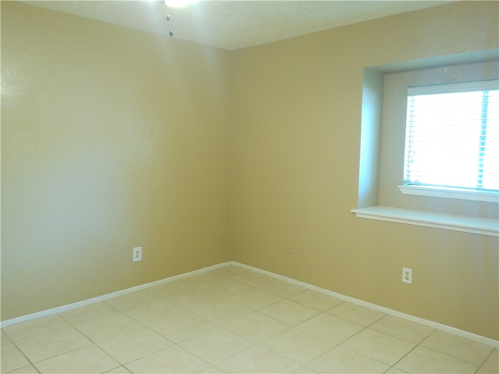 2118 Meadowgrove Dr Property Photo 5