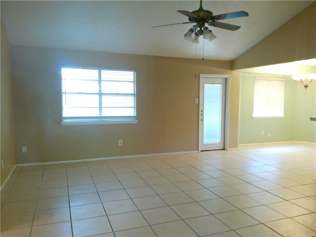 2118 Meadowgrove Dr Property Photo 9