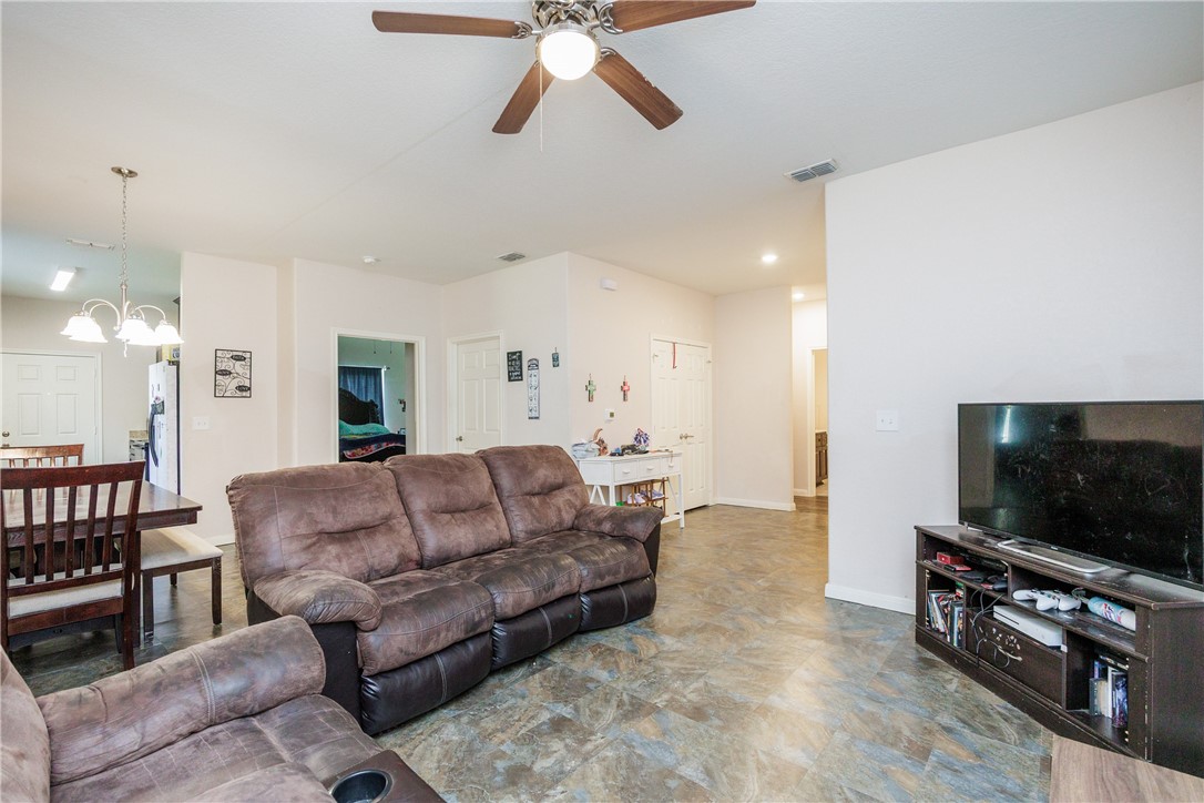 341 Woodlawn St Property Photo 7