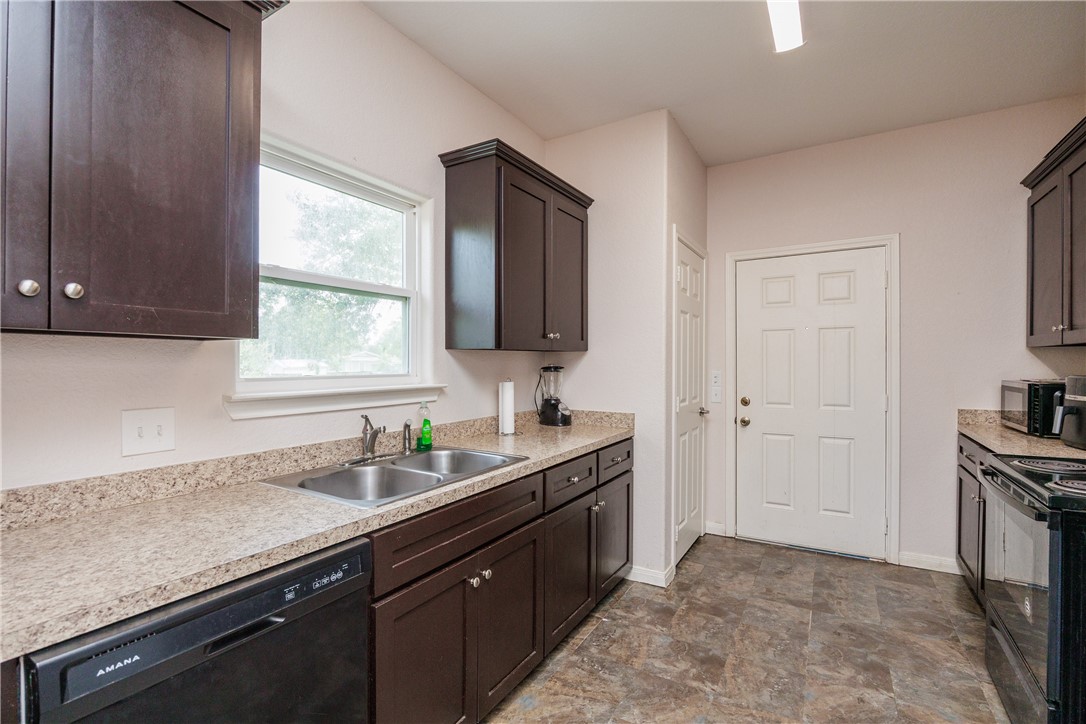 341 Woodlawn St Property Photo 12