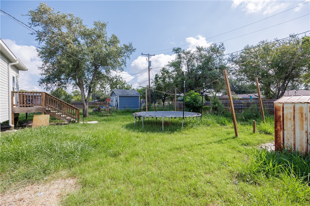 341 Woodlawn St Property Photo 33