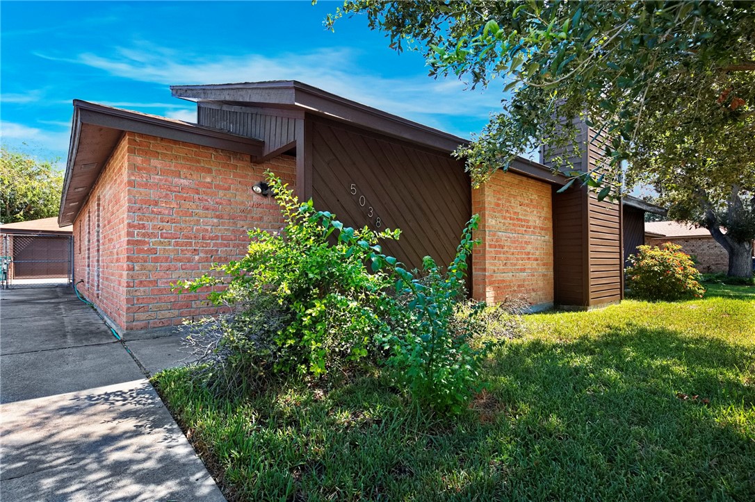5038 Crestwick Property Photo 1