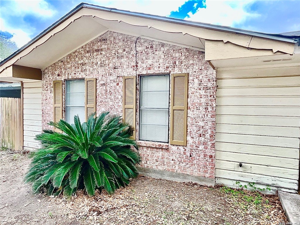 1106 E Hutchinson St E Property Photo 2