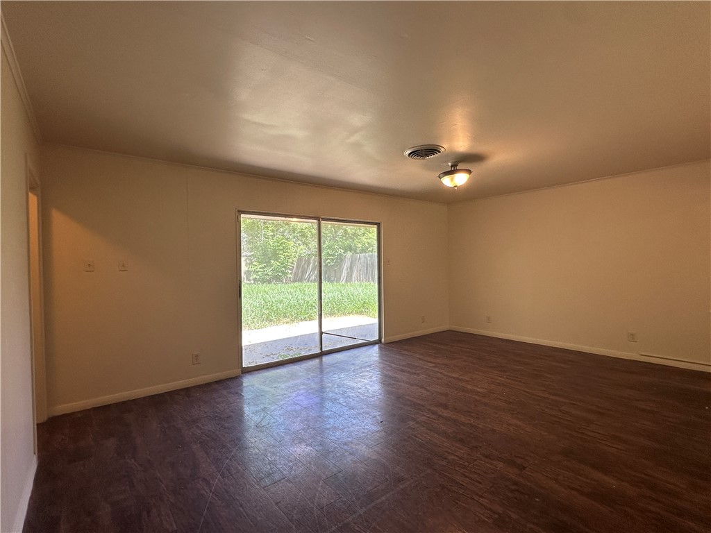 825 Crestview Dr Property Photo 5
