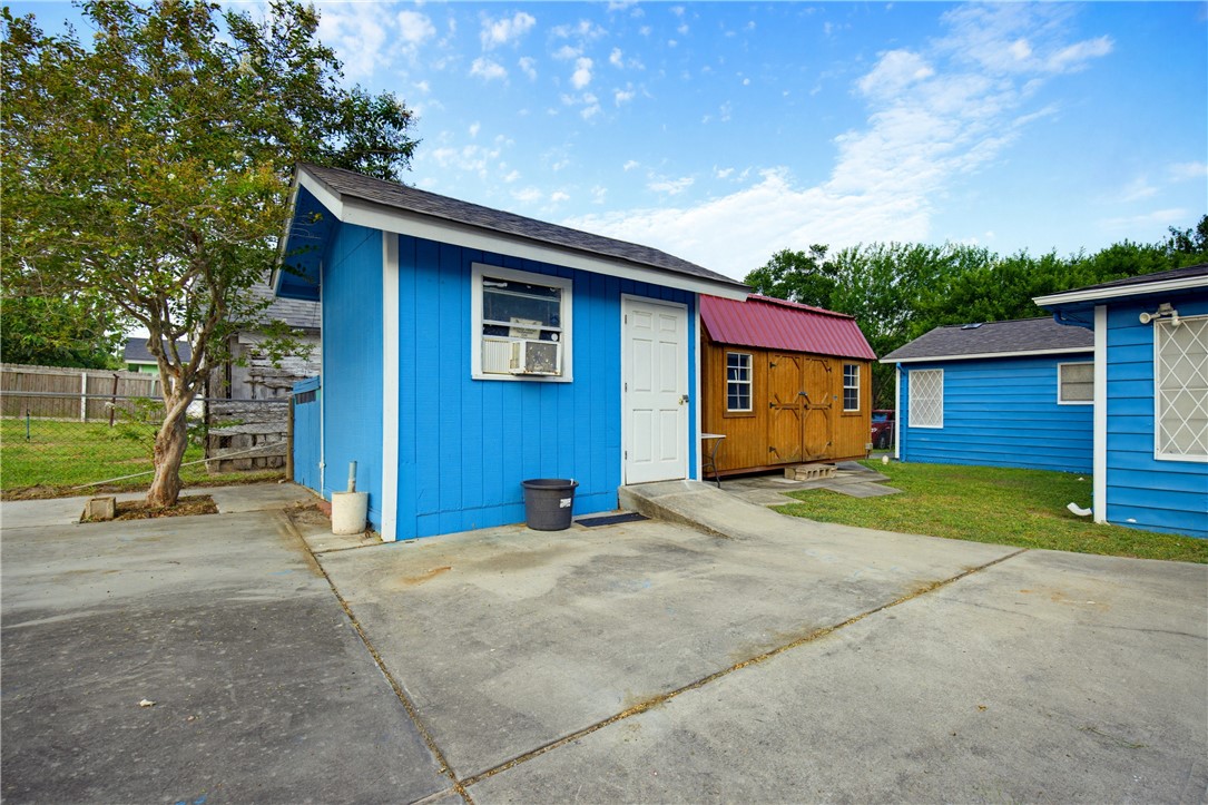 1934 Elizabeth St Property Photo 12