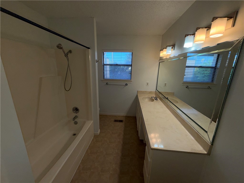 5180 Middlecoff Property Photo 10
