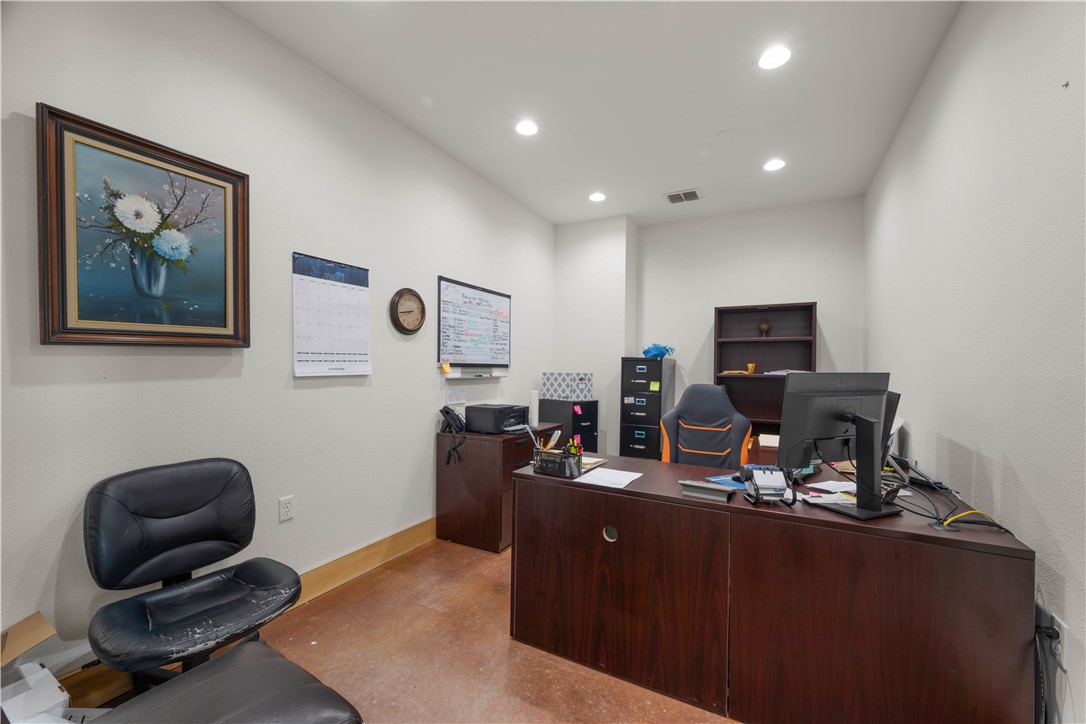 1125 W Market St Property Photo 12