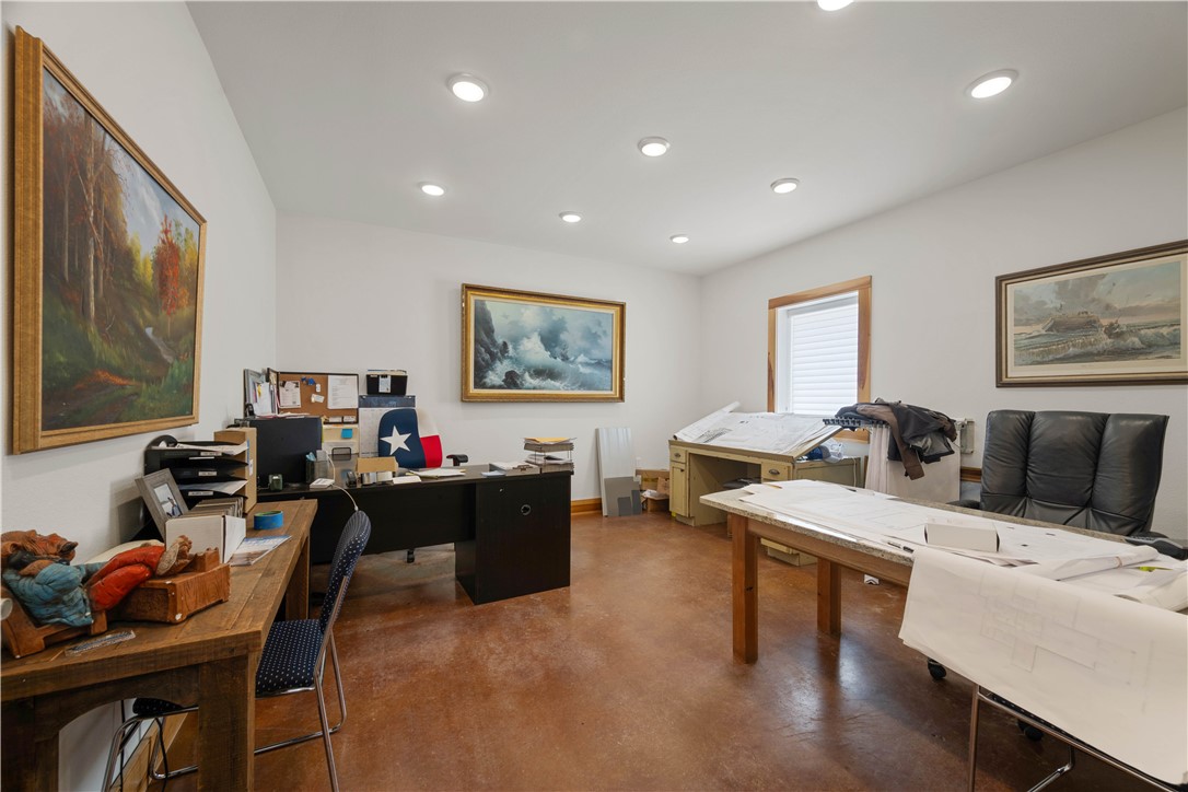 1125 W Market St Property Photo 13