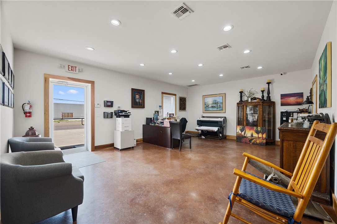 1125 W Market St Property Photo 15
