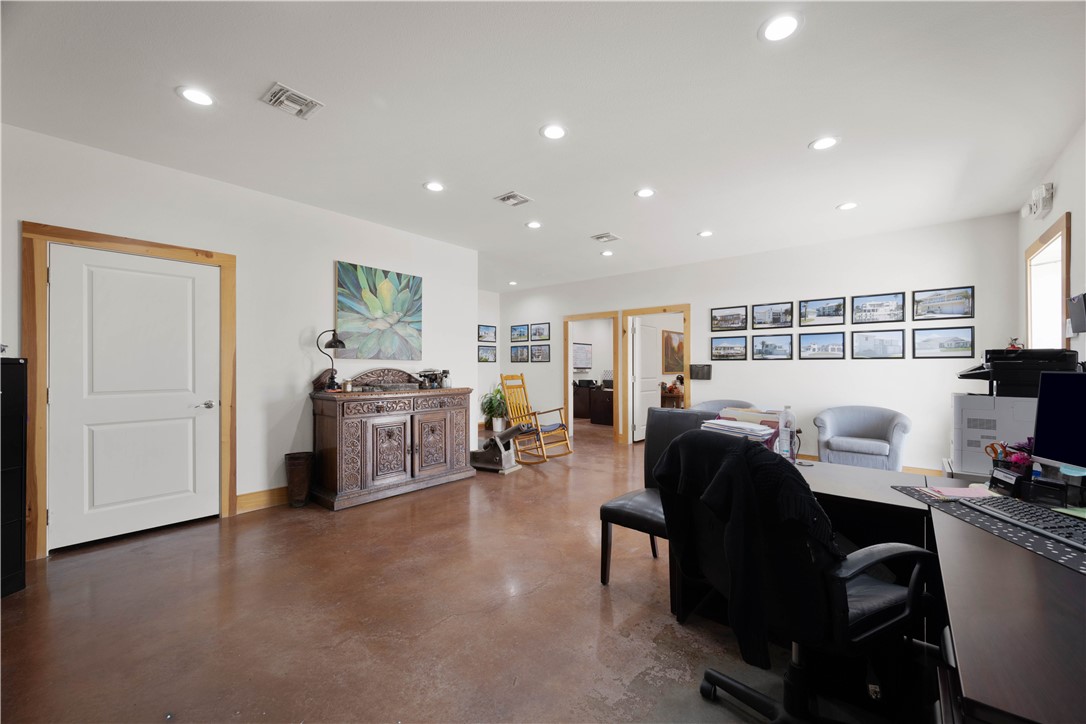 1125 W Market St Property Photo 18