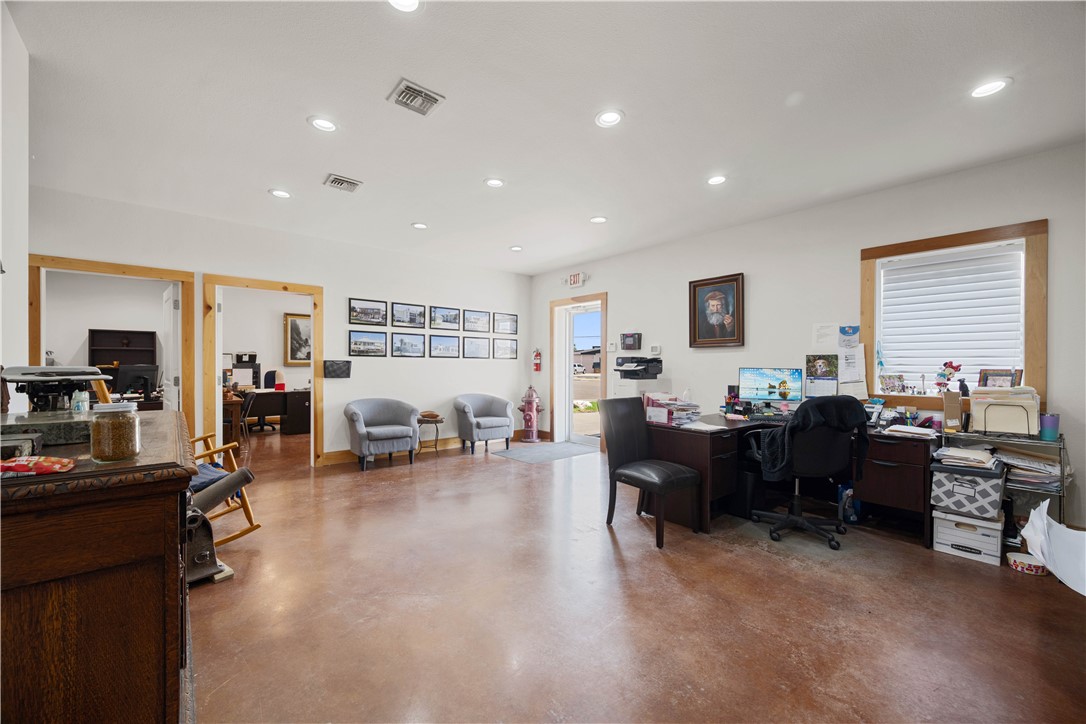1125 W Market St Property Photo 19
