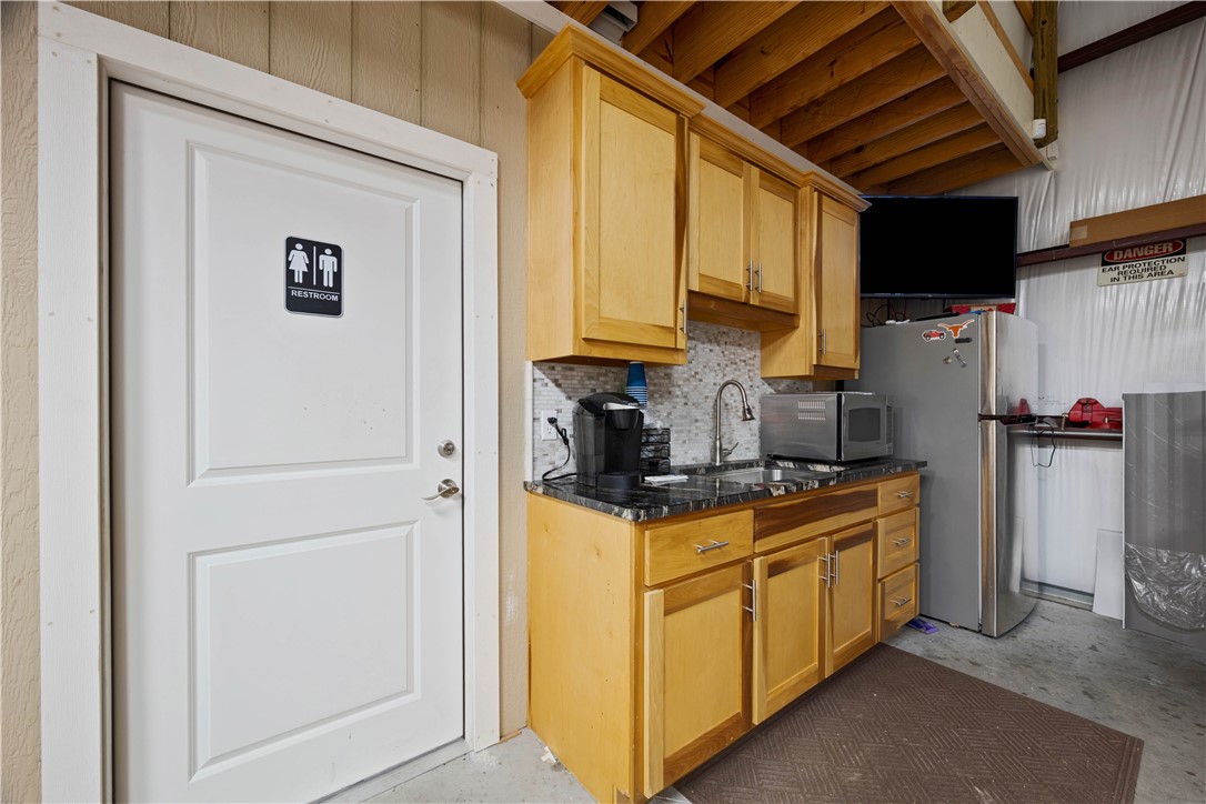1125 W Market St Property Photo 20
