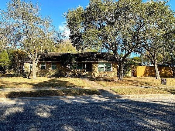 310 Wilshire Pl Property Photo 1