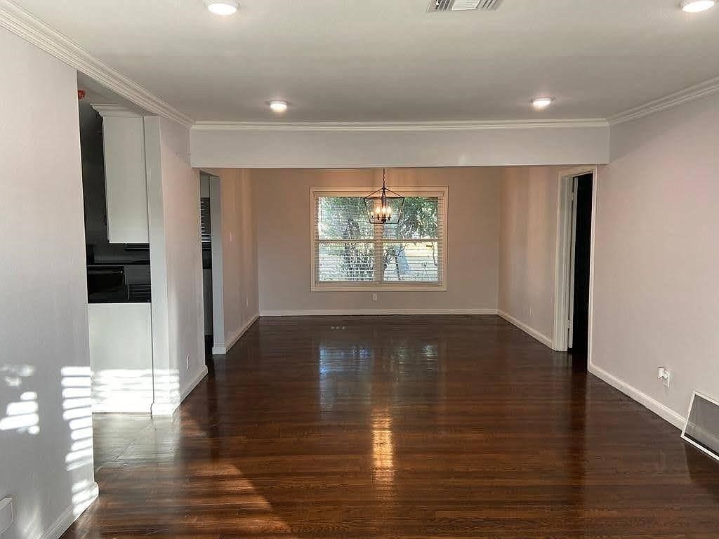 310 Wilshire Pl Property Photo 2