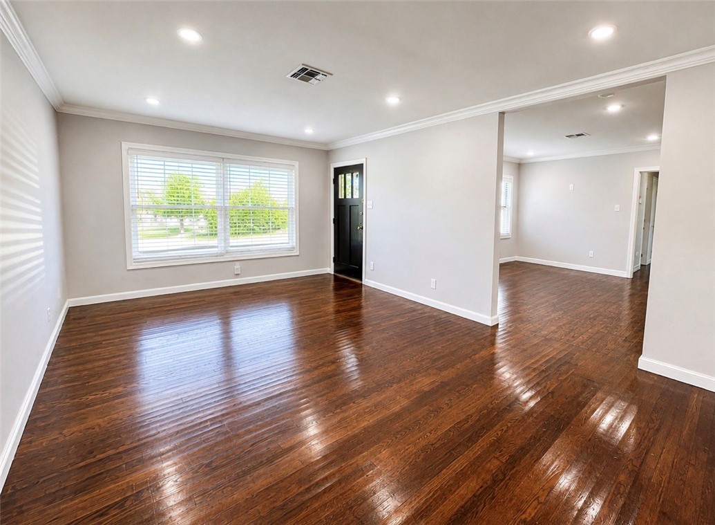 310 Wilshire Pl Property Photo 2