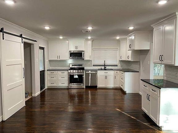 310 Wilshire Pl Property Photo 4