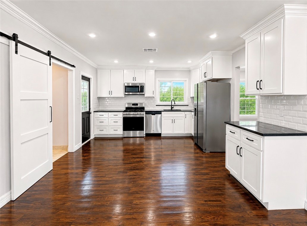 310 Wilshire Pl Property Photo 4