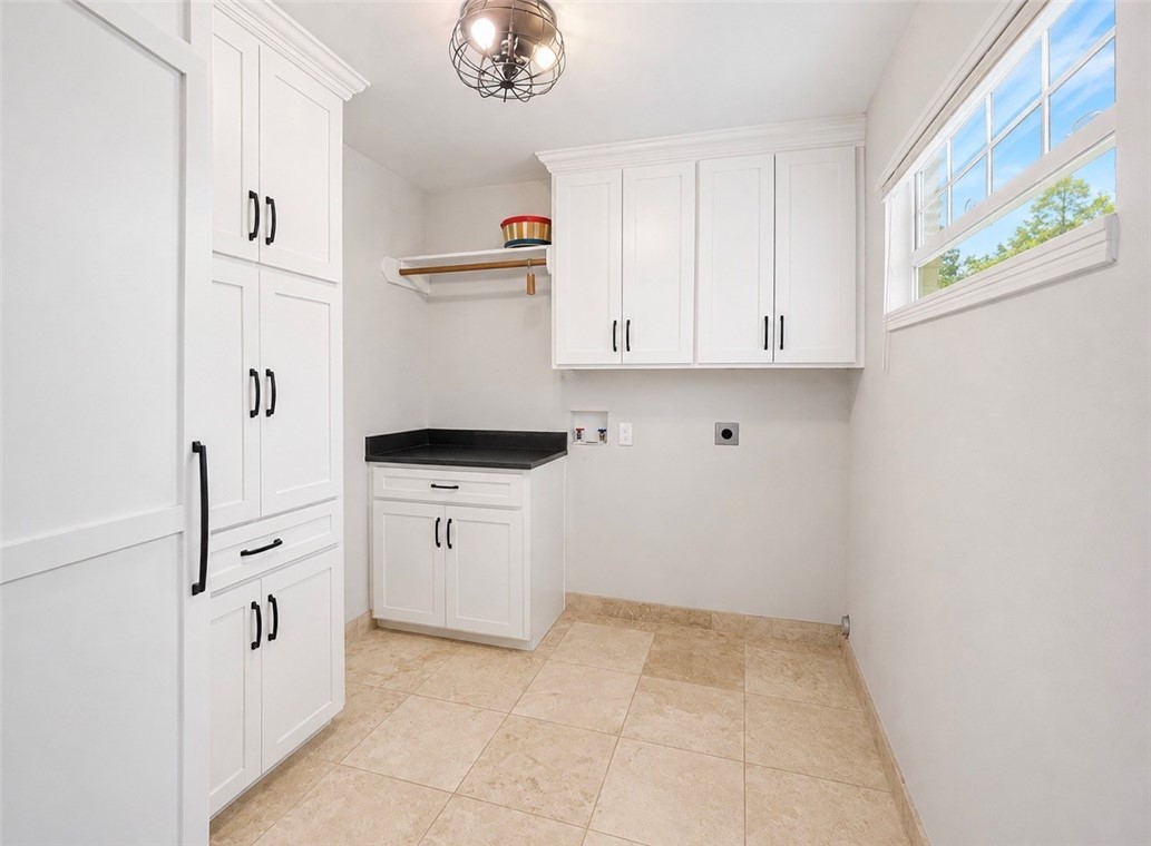 310 Wilshire Pl Property Photo 6