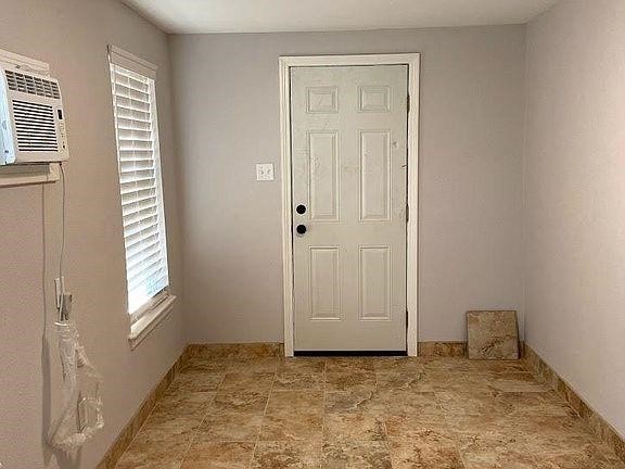 310 Wilshire Pl Property Photo 8