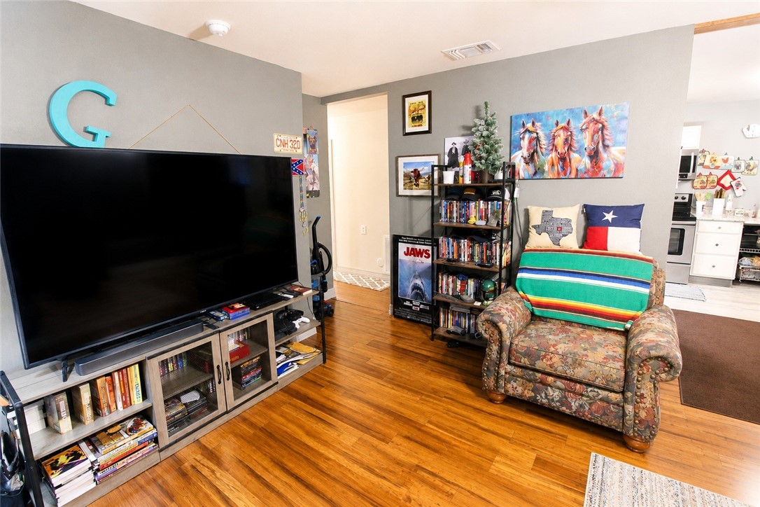 617 N Houston St Property Photo 2