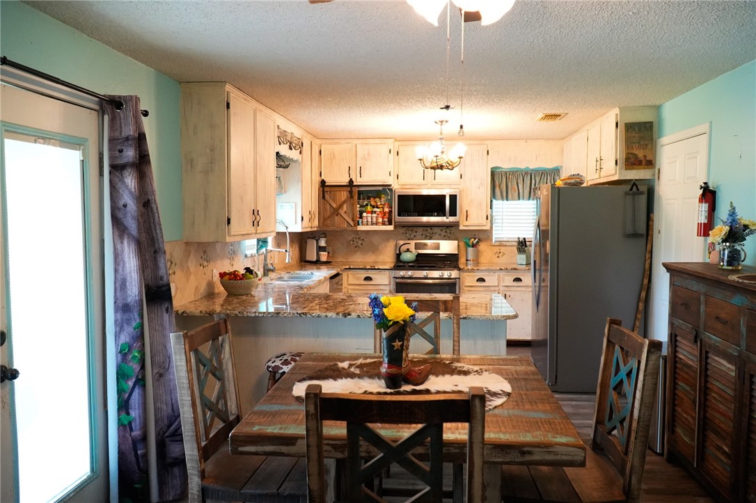 112 Oak Property Photo 4
