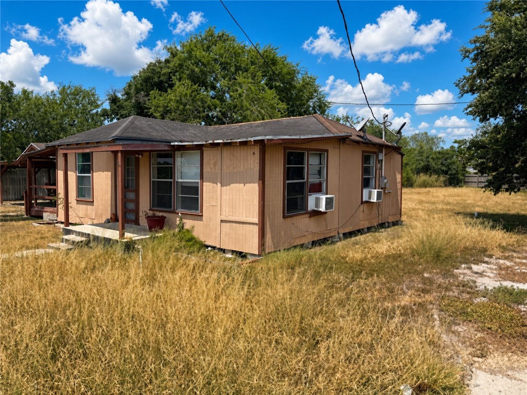 1315 Railroad St Property Photo 3