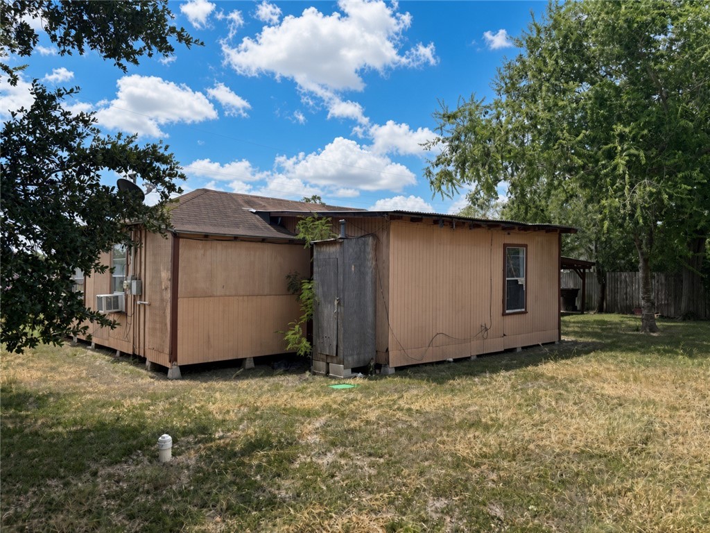 1315 Railroad St Property Photo 4