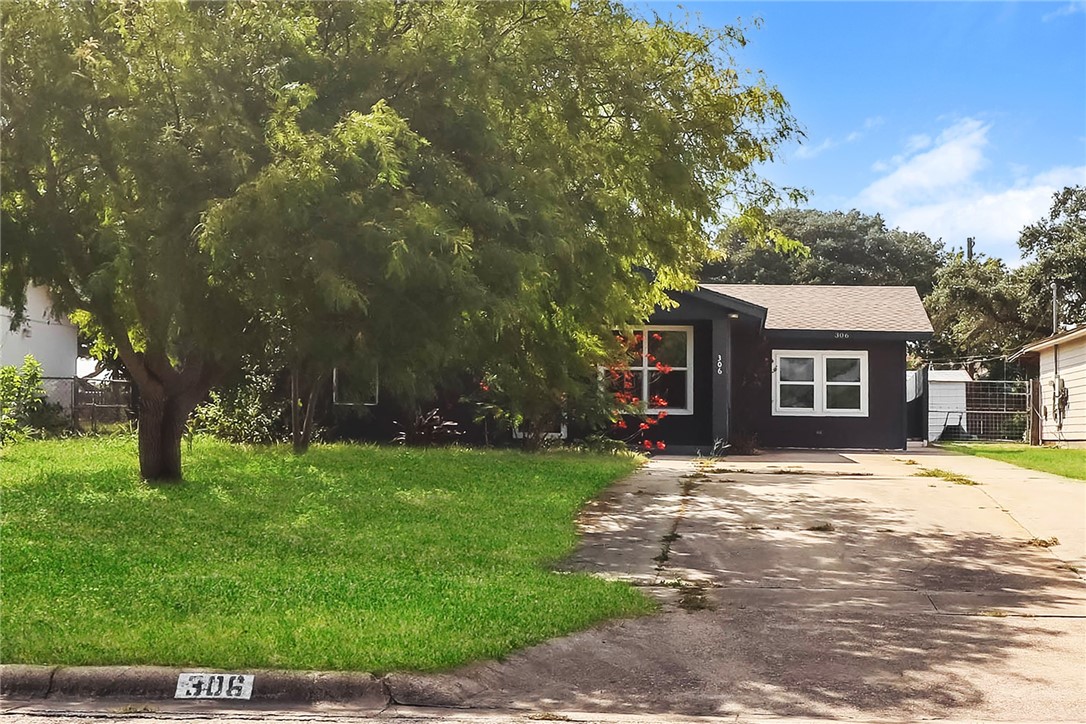 306 N Houston St Property Photo 1