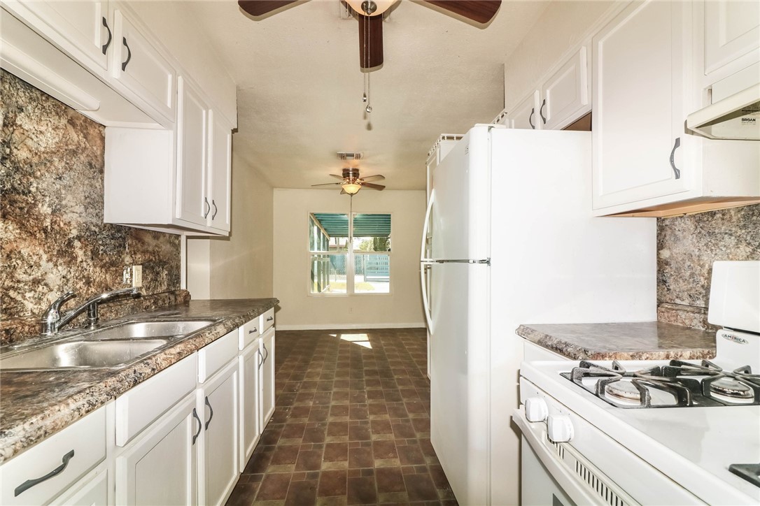 306 N Houston St Property Photo 2