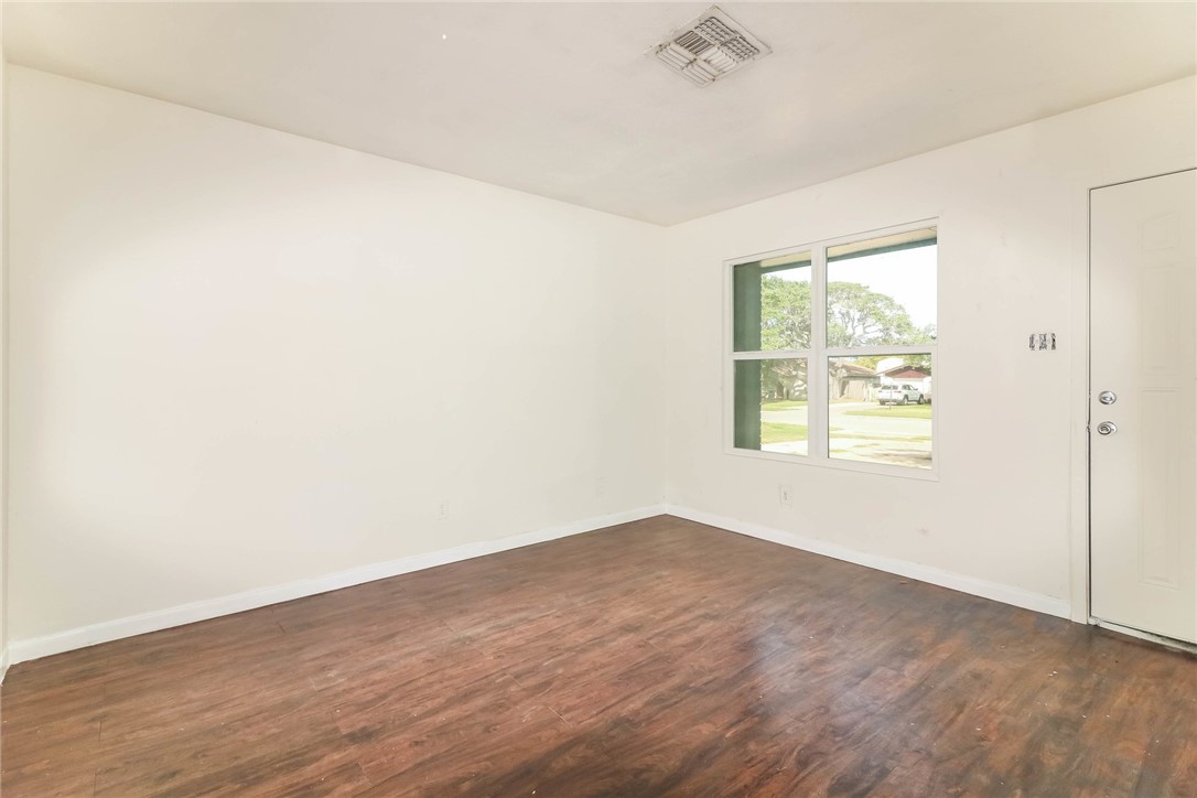 306 N Houston St Property Photo 3