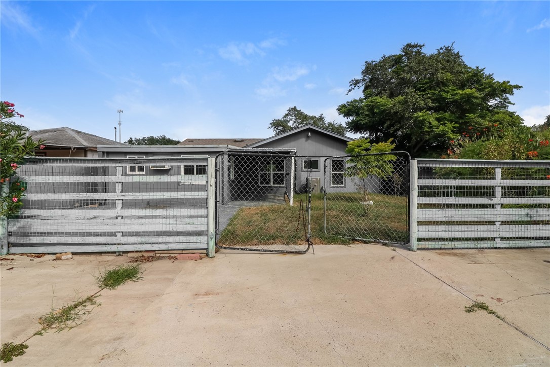 306 N Houston St Property Photo 5
