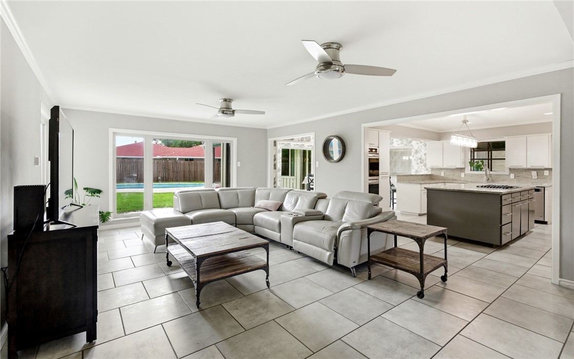 345 Cape Hatteras Dr Property Photo 4