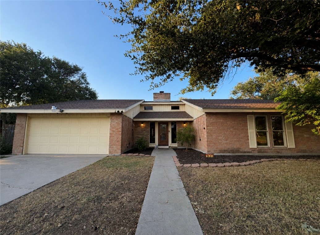 907 Hercules Dr E Property Photo 1