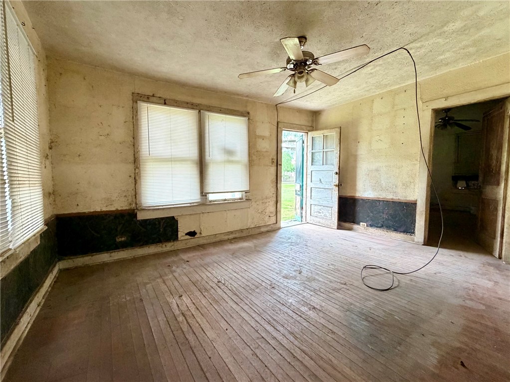 702 W Nettie Property Photo 2