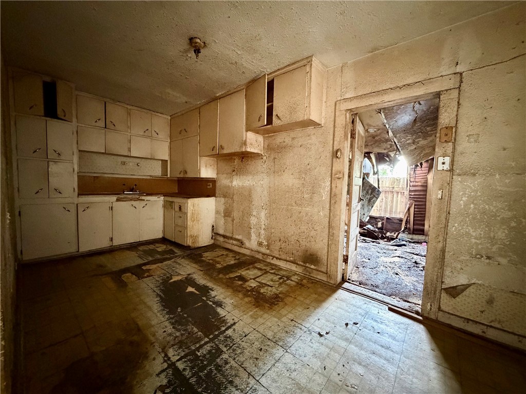 702 W Nettie Property Photo 4