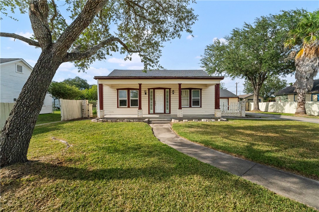 813 E Market St Property Photo 1