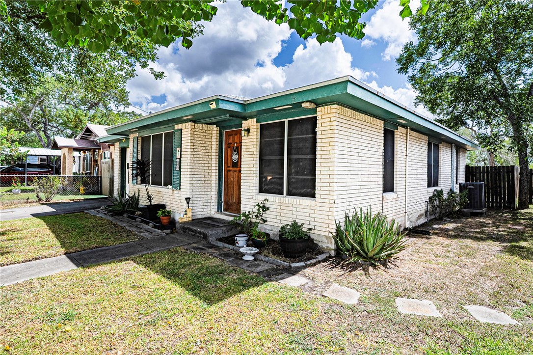 1013 Laredo St Property Photo 1