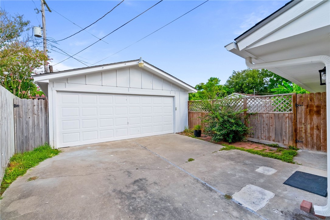 726 Meadowbrook Dr Property Photo 4