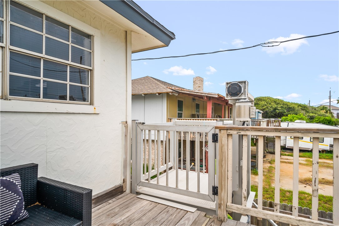 1211 Whispering Sands St Property Photo 23