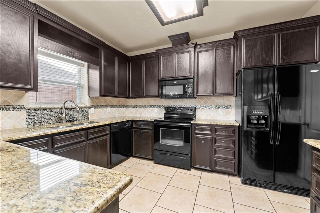 6438 Hardwick St Property Photo 5